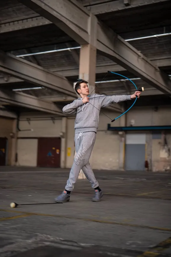Deelnemer richt een boog tijdens een potje Archery Tag