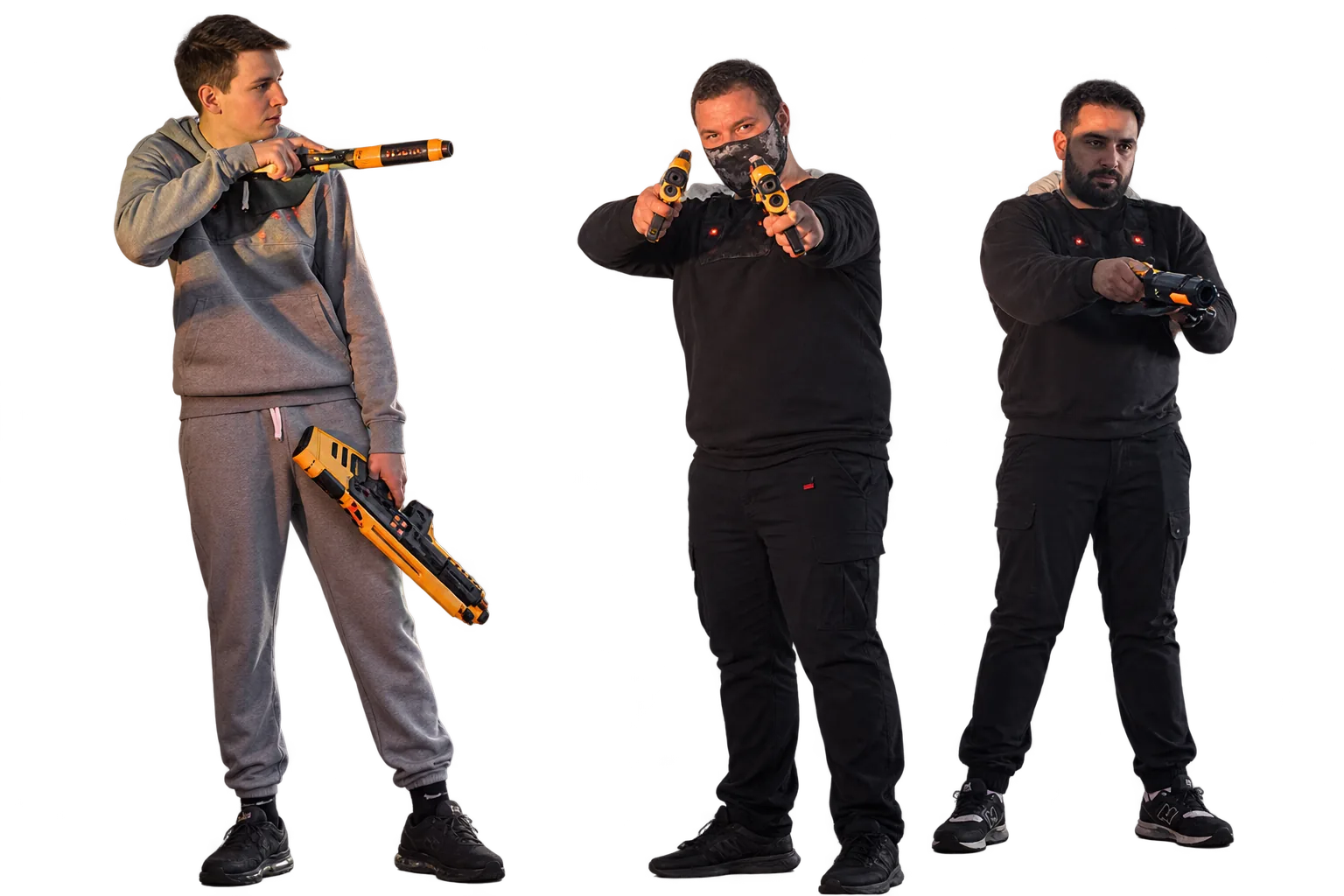 Drie spelers met XL-laserguns klaar voor een spelronde