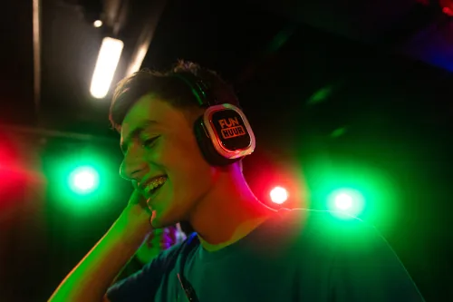 Een feestganger beleeft silent disco met FunHuur-koptelefoon