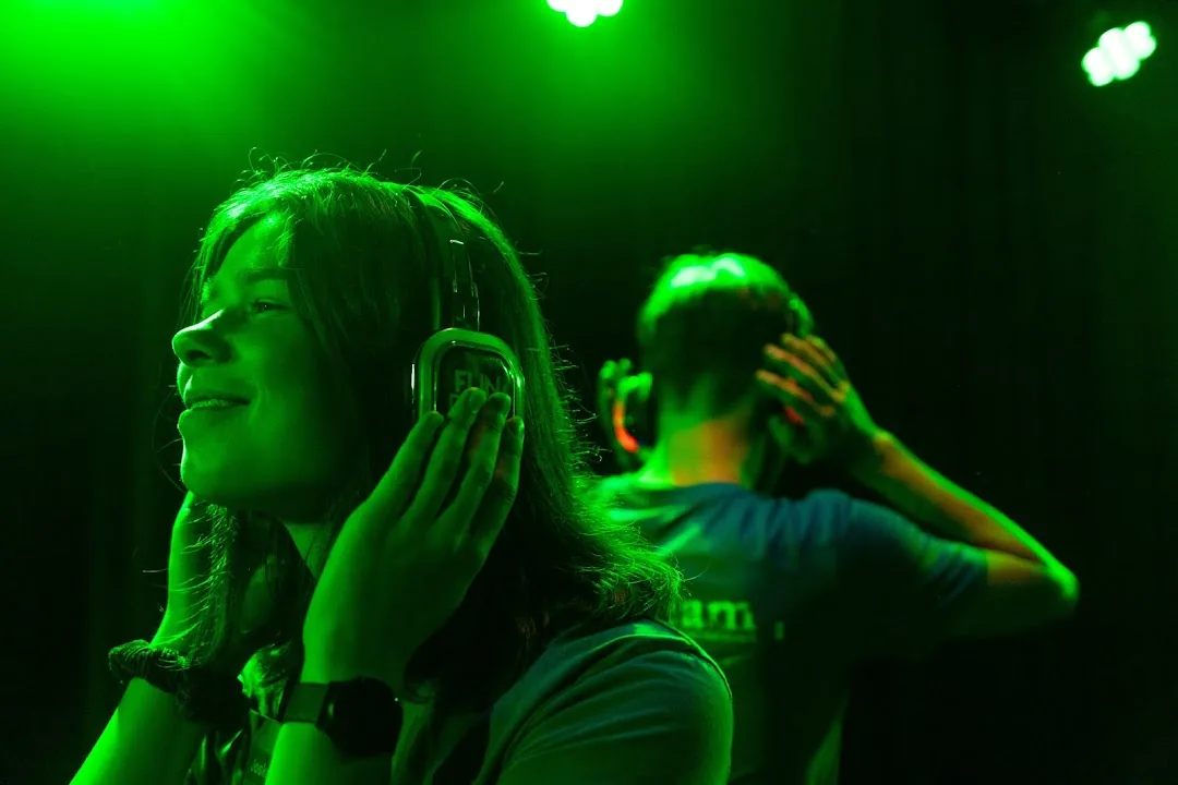 Twee feestgangers luisteren naar hun eigen muziek tijdens een silent disco