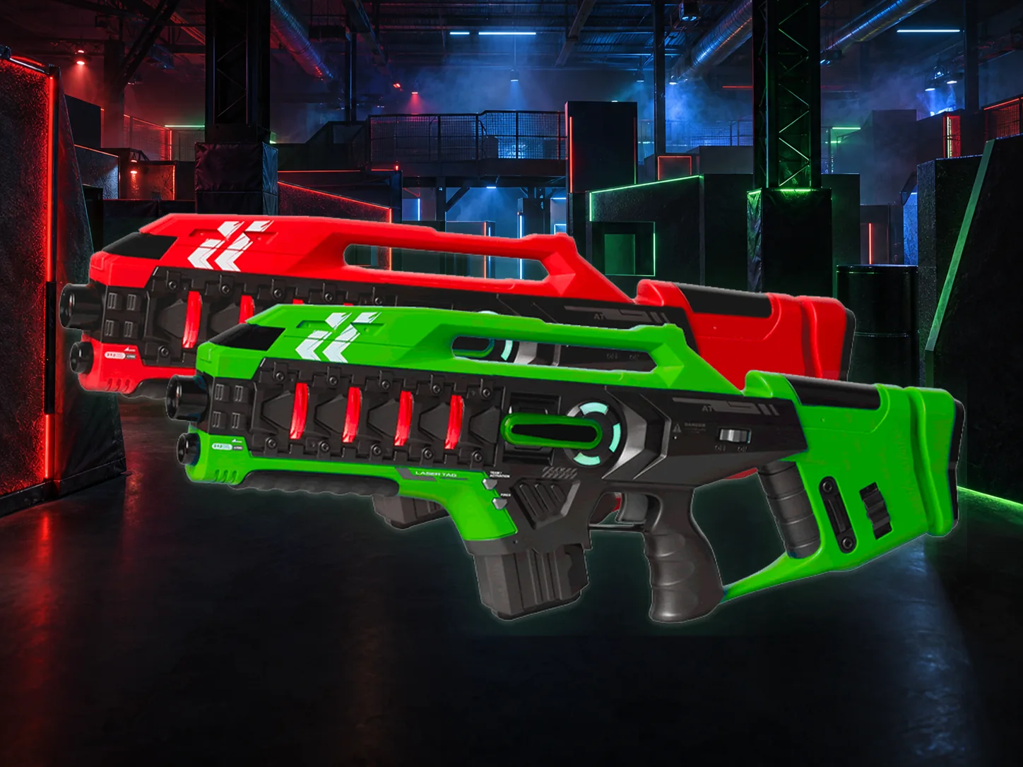 De echte rood-groene XL-laserguns van FunHuur in een sfeervolle laserarena